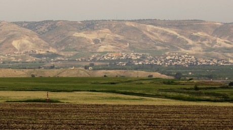 Pohled ze silnice 90 do Jordánska