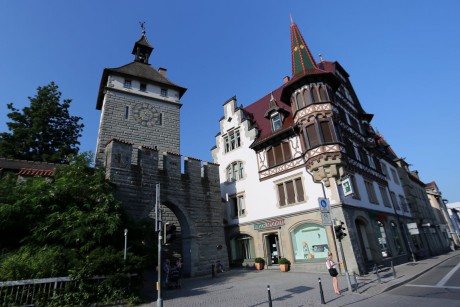 Kostnice_věž s bránou Schnetztor (1)