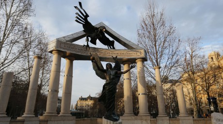 Budapešť - památník obětem německé okupace Maďarska na náměstí Svobody