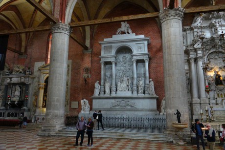 Benátky_Bazilika Santa Maria Gloriosa dei Frari_Tizian_náhrobek (3)