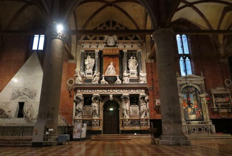 Benátky_Santa Maria Gloriosa dei Frari_ Baldassarre Longhena_náhrobek dóžete Giovanniho Pesara_1669 (1)