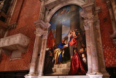 Benátky_Santa Maria Gloriosa dei Frari_Tizian_Madona rodu Pesaro_1519-26 (1)