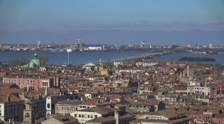 Benátky_zleva San Simeone Piccolo + Ponte della Libertá a v pozadí Mestre
