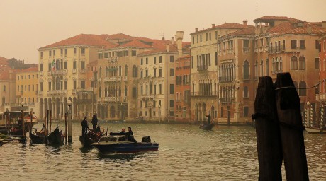 Benátky_Canal Grande u Ponte di Rialto (1)