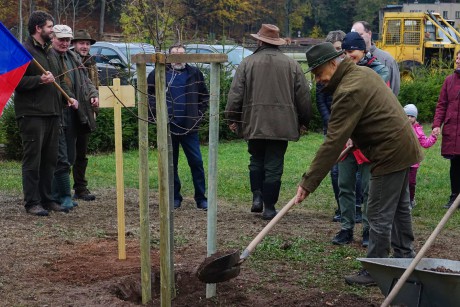 2018_10_26_Výsadba památné lípy na školním polesí České lesnické akademie Trutnov (14)