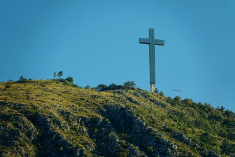 Mostar_chorvatský kříž na kopci Hum_2000