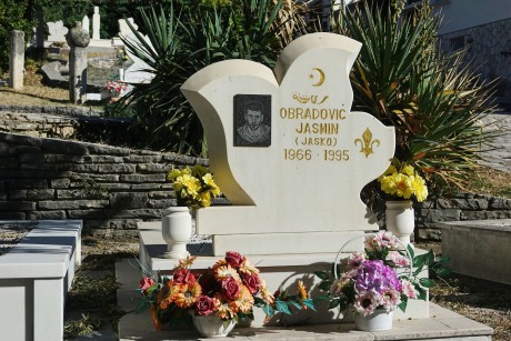 Mostar_muslimský hřbitov na ulici Maršála Tita (2)