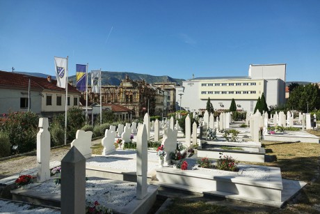 Mostar_muslimský hřbitov na ulici Maršála Tita (3)