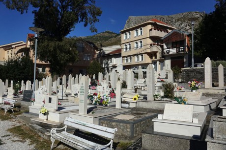 Mostar_muslimský hřbitov na ulici Maršála Tita (4)