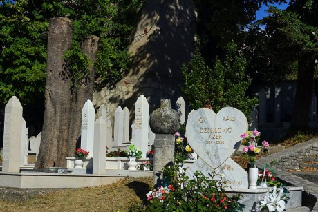 Mostar_muslimský hřbitov na ulici Maršála Tita (5)