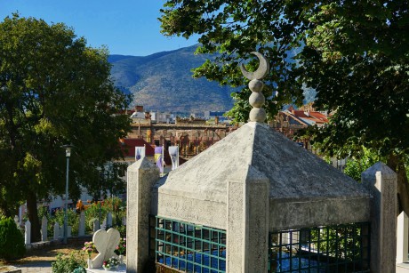 Mostar_muslimský hřbitov na ulici Maršála Tita (7)