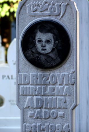 Mostar_muslimský hřbitov na ulici Maršála Tita (8)
