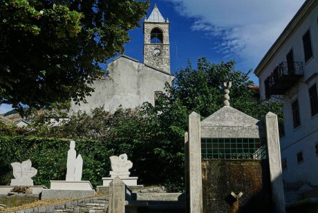 Mostar_muslimský hřbitov na ulici Maršála Tita a hodinová věž