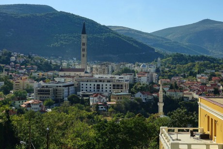 Mostar_pohled z muslimské na chorvatskou část (1)
