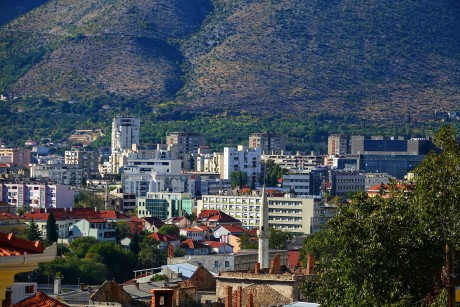 Mostar_pohled z muslimské na chorvatskou část (2)
