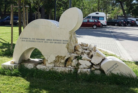 Mostar_pomník objetí_zničen Chorvaty 2013 (1)