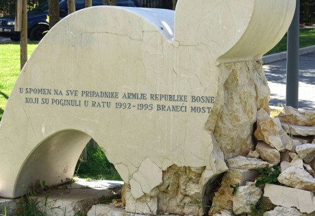 Mostar_pomník objetí_zničen Chorvaty 2013 (2)