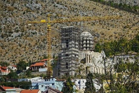 Mostar_výstavba pravoslavného kostela sv. Trojice (1)