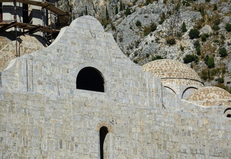 Mostar_výstavba pravoslavného kostela sv. Trojice (3)