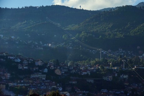 Sarajevo_z okna hotelu Hayat k jihu na lanovku