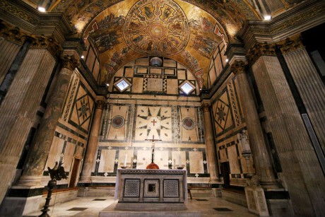 Florencie_Baptisterium San Giovanni_interiér_apsida a hlavní oltář (1)