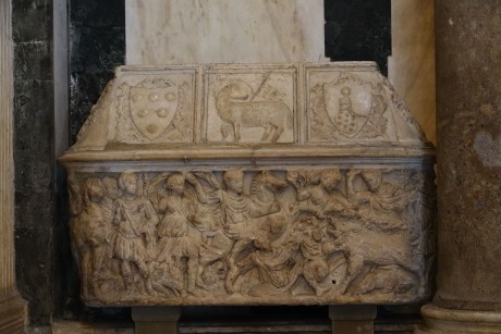 Florencie_Baptisterium San Giovanni_interiér_sarkofág s loveckou scénou