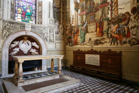 Florencie_Santa Maria Novella_interiér_Cappella di Filippo Strozzi_Strozziho sarkofág_Benedetto da Maiano_1491-98 (2)