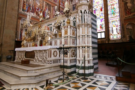 Florencie_Santa Maria Novella_interiér_Velká kaple_oltář