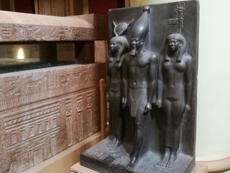Káhira - Egyptské muzeum - Menkaureova triáda