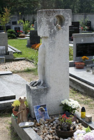 2011_08_Polabi-hrob Bohumila Hrabala-Hradišťko