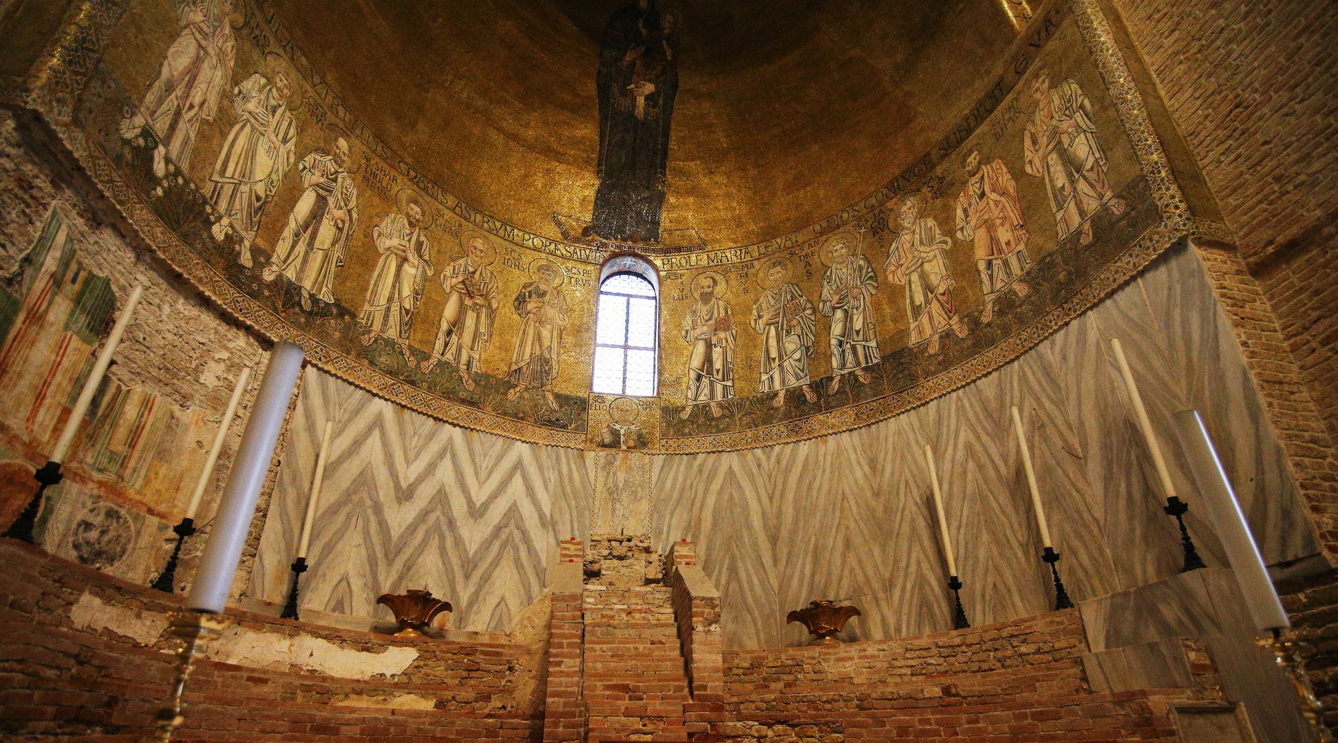 Torcello_Katedrála Santa Maria Assunta (639-1008)_synthronon v hlavní apsidě (1)
